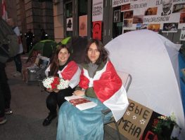 Каля будынка Еўракамісіі ў Варшаве беларусы трымаюць галадоўку   