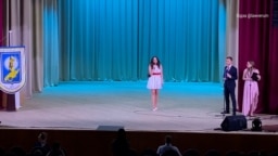 Студэнтка юрфаку БДУ са сцэны падзякавала палітвязьню-юрысту Максіму Знаку і звольненым выкладчыкам