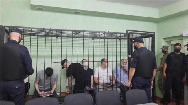 Жонкі палітвязьняў Статкевіча і Лосіка праводзяць першы дзень суду пад сьценамі СІЗА