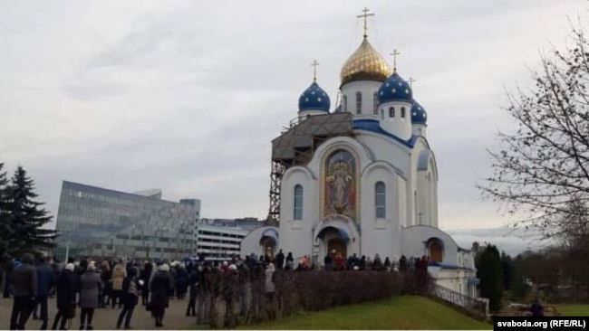 «Рома, ты герой!» У Менску тысячы людзей разьвіталіся з Раманам Бандарэнкам