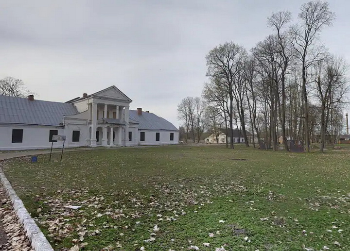 «Крэпкахазяйственная рука дацягнулая да справы». Як зараз выглядае маёнтак Падароск, які забралі ва ўласніка і перадалі аддзелу культуры?