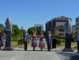 Ва Ушачах урачыста адкрылі помнікі Быкаву і Барадуліну  