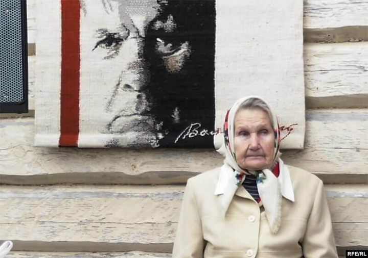 «Гэта для некага ён вялікі пісьменнік, гонар Беларусі, ледзьве не ікона. А для мяне — старэйшы брат. Вася, Васілёк, Васіль»