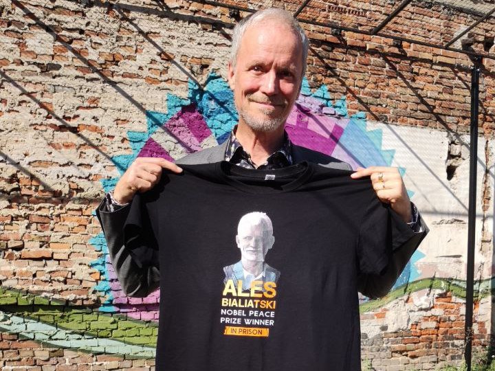 Фотафакт: былы амбасадар Стэфан Эрыксан падтрымаў Алеся Бяляцкага