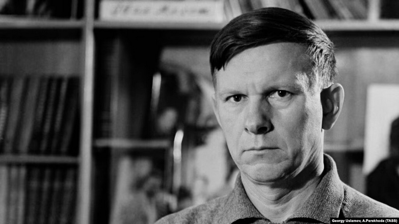 «Наш Быкаў». Аляксандар Мілінкевіч: «Ён і ягоная бескампрамісная праўда назаўсёды з тымі, хто адстойвае сваю годнасьць»