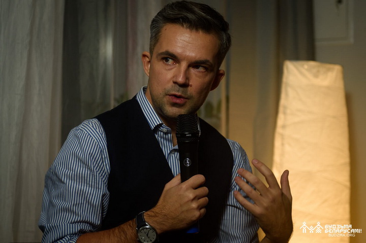 Саша Філіпенка пасля атрымання прэміі французскага «Transfuge»: «У нас як у дэльфінаў два паўшар’і: у адным думаем пра новае жыццё, а ў іншым вяртаемся ў Беларусь»