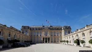 «Сьледчы сказаў, што маглі забіць». Пагаварылі з мастаком-акцыяністам Кузьмічом, які хацеў пранікнуць у палац Макрона 