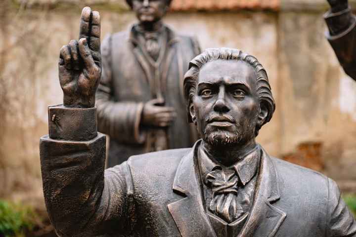 Каліноўскі, Геніюш, Быкаў... Што адбудзецца, калі ў нас адбяруць галоўныя імёны беларускай незалежнасьці