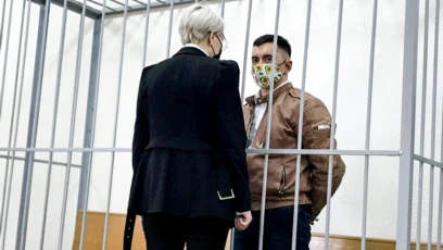 Зь сіняком пад вокам і перабінтаванай рукой. Пачаўся суд над Сьцяпанам Латыпавым, якога затрымалі на «плошчы Перамен» 