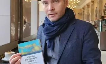 У пошуках language of humanities… Віктар Марціновіч выдаў кнігу на ангельскай мове пра свайго прадзеда Амяляна