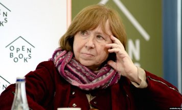  «Беларусь — чарнобыльская лябараторыя». Алексіевіч пра сьвет, які «вяртаецца ў цемру». Поўны тэкст інтэрвію Свабодзе 